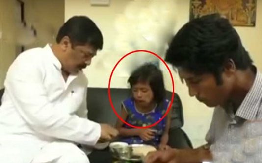 சிறுமியின் சாமர்த்தியம்…. 2000 பேரின் உயிரைக் காப்பாற்றி சூப்பர் ஹீரோவான சிறுமி!!