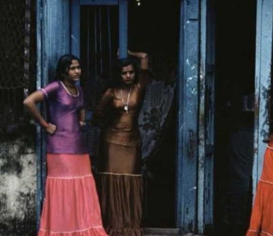 மனைவியை பாலியல் தொழில் விடுதியில் விற்ற கணவன் : ஆசைவார்த்தைகள் கூறி ஏமாற்றியது அம்பலம்!!