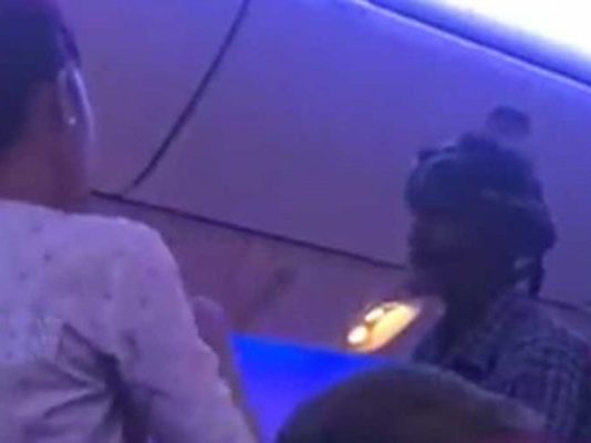 விமானத்தில் திடீரென பிச்சை எடுத்த நபர்! அதிர்ச்சியான விமான ஊழியர்கள் செய்த செயல்!!