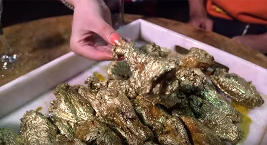 24 கரட் தங்கத்துகள் கோழிக்கறி: அலைகடலென திரளும் வாடிக்கையாளர்கள்!!