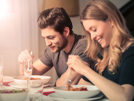 இரவு தாமதமாக சாப்பிடுபவரா நீங்கள்? உங்களுக்கு ஓர் எச்சரிக்கை!