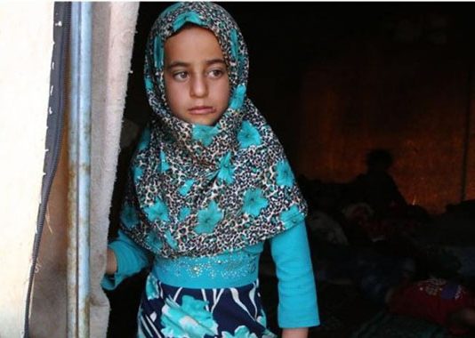 காலி டின்களையே கால்களாக பயன்படுத்தும் சிரிய அகதிச் சிறுமி: பரிதாப சம்பவம்!!