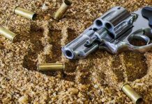 தாயை துப்பாக்கியால் சுட்ட குழந்தை: அதிர்ச்சி சம்பவம்!!