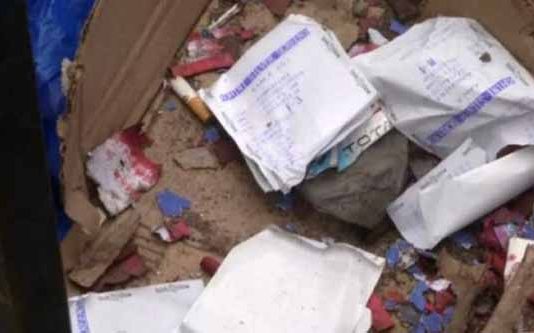 கட்டுக்கட்டாக குப்பையில் தூக்கி வீசப்பட்ட காலா திரைப்பட டிக்கெட்கள்!!