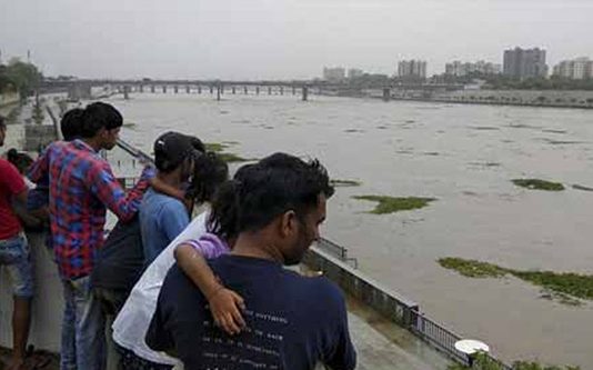 குழந்தை இருந்த நிலையிலும் சக பெண்ணை உயிருக்கு உயிராக காதலித்த பெண்: இது புனிதமான காதல்!!