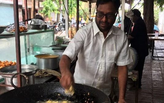 விளையாட்டாக பக்கோடா கடை போட்டவரின் வாழ்க்கையே மாறிப்போனது!