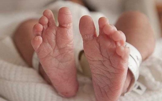 மகனை உயிருடன் மாட்டு சாணத்தில் புதைத்த தாய்! திருமண வாழ்க்கைக்கு இடைஞ்சல்!!