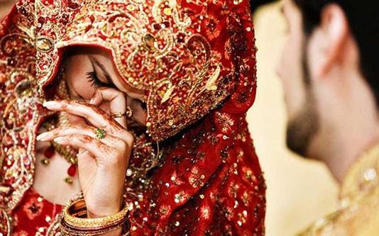 மனைவிக்கு தாடியிருக்கு! திருமணத்தில் முக்காடு போட்டு ஏமாற்றிவிட்டதாக கூறிய கணவன்!!