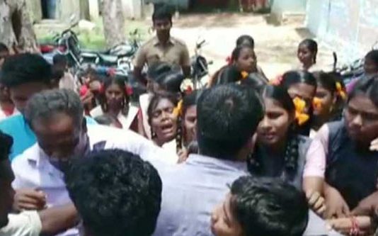 எங்களை விட்டு போகாதீங்க சார்! கட்டிபிடித்து கதறி அழுது மன்றாடிய மாணவர்கள்!!