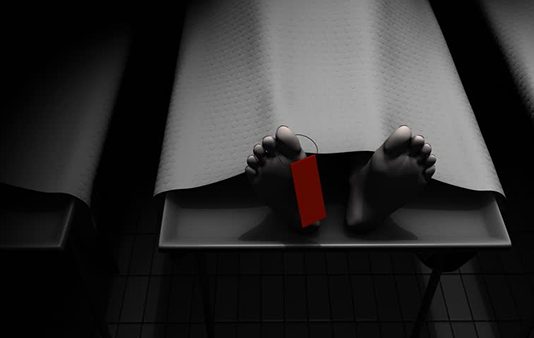 உறவின் போது மூச்சு திணறி இறந்த காதலி….காதலனை தேடி அழையும் பொலிஸ்!!