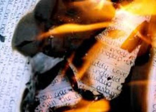 மாணவியிடம் காதல் கடிதம் கொடுக்க மறுத்த மாணவன் : பெட்ரோல் ஊற்றி எரித்த அதிர்ச்சி சம்பவம்!!