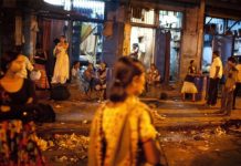 உல்லாசமாக இருக்கும் ஆண்களிடம் கைவரிசை காட்டும் பாலியல் தொழிலாளிகள்!!