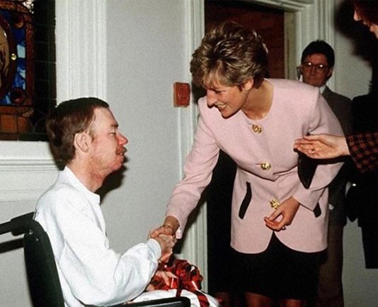 ஹெச்.ஐ.வி இரத்தத்தால் வரையப்பட்ட இளவரசி டயானாவின் படம்: மனதை உருக்கும் காரணம்