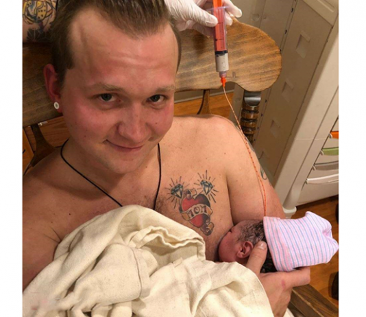 தந்தை பாலூட்டும் அதிசயக் காட்சி!! இணைய உலகை கலக்கிக்கொண்டிருக்கும் பரபரப்பு வீடியோ!!