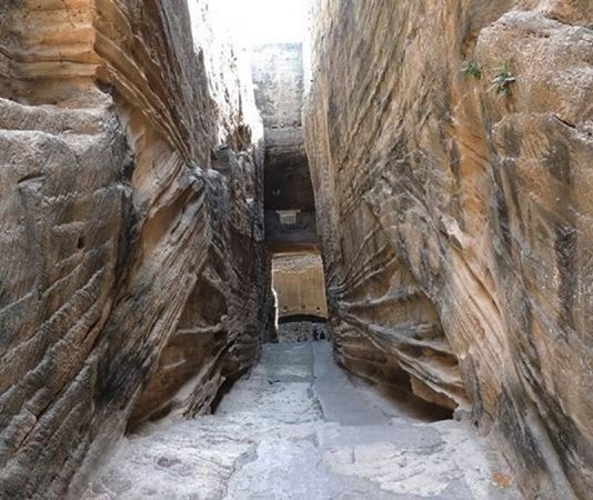 கோட்டையில் புதைந்து கிடக்கும் கோடிக்கணக்கான தங்க புதையல்கள்!… தொட நினைத்தால் பிணமாகும் மர்மம்?