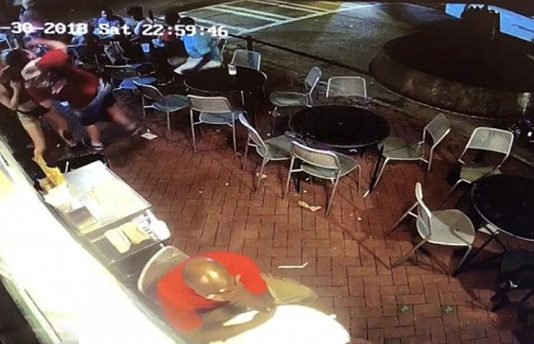 தவறாக தொட்டவனுக்கு இளம்பெண் கொடுத்த தண்டனை: குவியும் பாராட்டுகள்