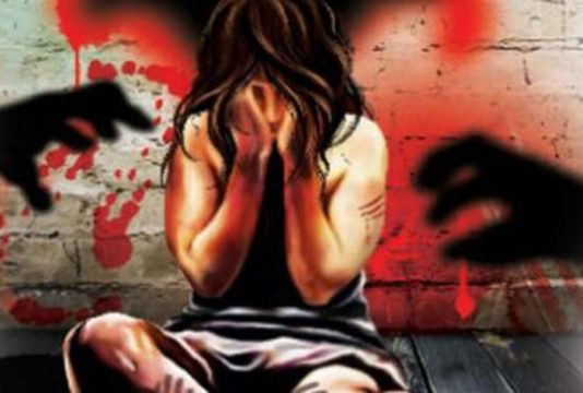 மாணவியை குடிக்க வைத்து கற்பழித்த சக மாணவர்கள்!!