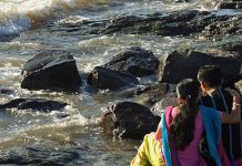 காதலனின் ஆசை வார்த்தைகளை நம்பி வந்ததால் நடுரோட்டில் சாப்பாட்டிற்கு பிச்சை எடுத்த மாணவி