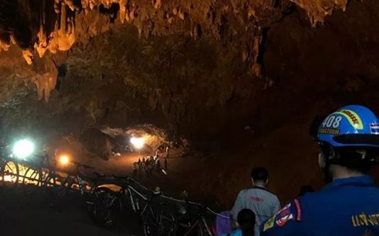 குகைக்குள் தவிக்கும் 12 சிறுவர்கள் மற்றும் கால்பந்து அணியின் உதவிப் பயிற்சியாளரும்!