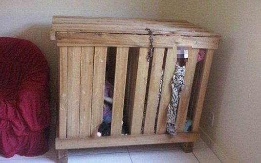 இரட்டைக் குழந்தைகளை கூண்டில் அடைத்து வைத்த பெற்றோர்கள்: காரணத்தைக் கேட்டால் கோபப்படுவீர்கள்