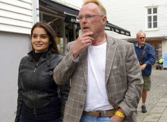 மொடல் அழகியுடன் ஊர் சுற்றியதால் பதவியை இழந்த அமைச்சர்!!