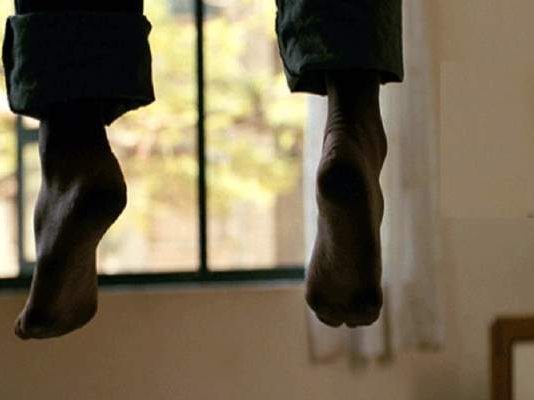 திருமணமான 35 நாட்களில் குழந்தை பெற்ற புதுப்பெண் : தூக்கில் தொங்கிய தந்தை!!