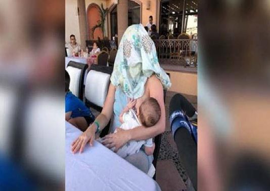 முகத்தை மூடிக் கொண்டு குழந்தைக்கு தாய்ப்பால் ஊட்டிய இளம் தாயார் : குவியும் பாராட்டுக்கள்!!