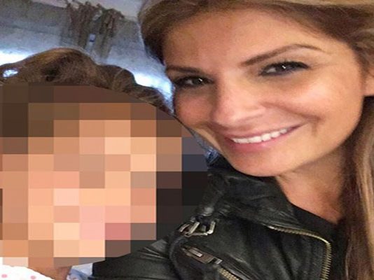 விமானத்தில் மதுபானம் அருந்திய பெண் 4 வயது மகளுடன் சிறையில் அடைபட்ட கொடுமை!!