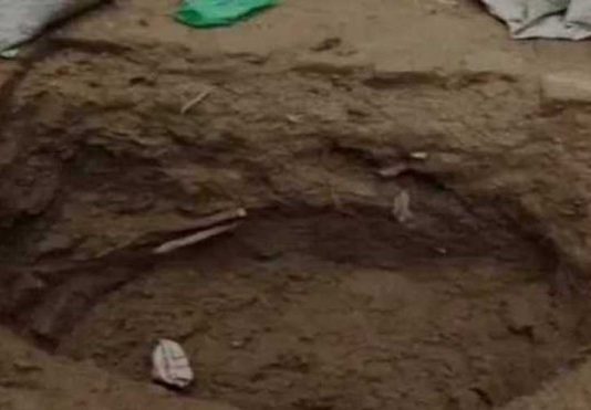 பெற்ற மகளையே குழி தோண்டி புதைத்த பெற்றோர் : விசாரணையில் வெளியான திடுக்கிடும் உண்மை!!