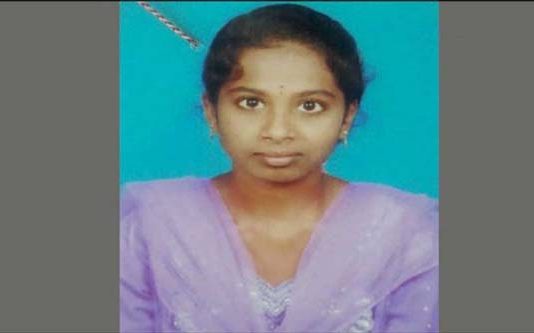 ஒரே நேரத்தில் 3 ஆண்களை காதலித்த கல்லூரி மாணவி : உண்மை வெளியானதால் எடுத்த முடிவு!!