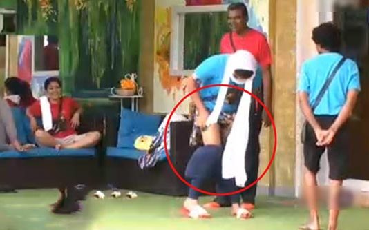 மும்தாஜை அசிங்கப்படுத்த அனைவர் முன்பும் முகம்சுளிக்கும் வகையில் மஹத் செய்த செயல்