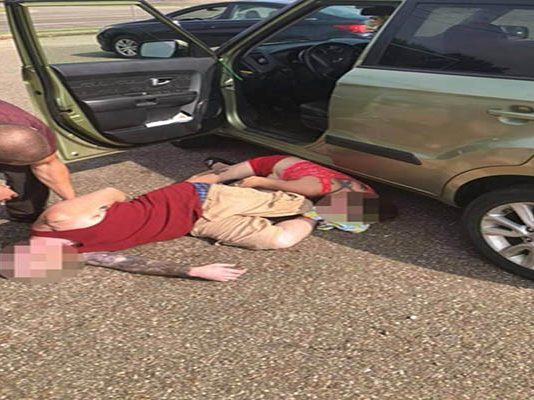 அனாதையாக சாலையில் கிடந்த பெற்றோர்… காரில் உயிருக்கு போராடிய குழந்தை!