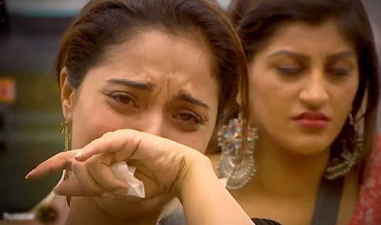 கட்டிப்பிடித்து கதறி அழுத போட்டியாளர்கள்! சோகத்தில் பிக்பாஸ் வீடு