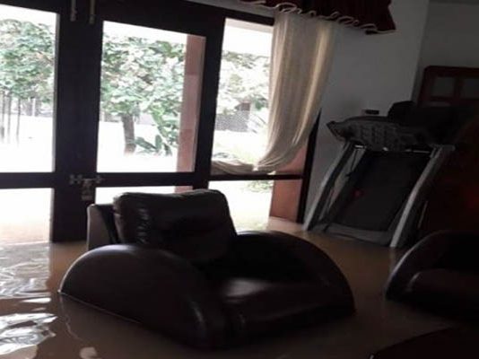 வெள்ளத்தில் மூழ்கிய பிரபல நடிகரின் வீடு, அதிர்ச்சி புகைப்படங்கள் இங்கே