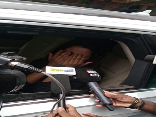 பொது இடத்திலேயே கதறி அழுத ரைஸா : காரணம் என்ன தெரியுமா?