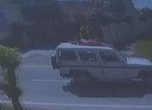 பெண்ணை காரின் கூரை மீது கட்டிவைத்து சென்ற பொலிசார் : திடுக்கிடும் சம்பவம்!!