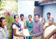 பெற்றோரை இழந்து தவிக்கும் இளம் பெண்ணுக்கு கலெக்டரின் நெகிழ்ச்சி செயல் : கண்கலங்கிய குடும்பத்தினர்!!