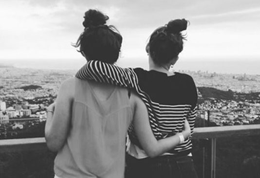 தோழியை உயிருக்கு உயிராக காதலித்த இளம்பெண் : பெற்றோருடன் செல்ல மறுப்பு!!