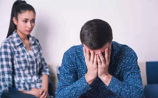 காதலியுடன் ஒன்றாக படுக்கையறையில் அம்மா : அதிர்ச்சியில் உறைந்த காதலன்!!