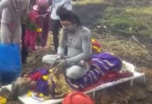 தாயின் சடலத்தின் மீது உட்கார்ந்த அகோரி : பூஜை செய்து உடலை அடக்கம் செய்த வீடியோ!!