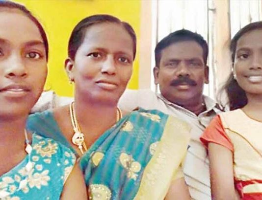 இராணுவ வீரரின் கண்முன்னே மனைவி, மகளுக்கு நடந்த சோகம்!!