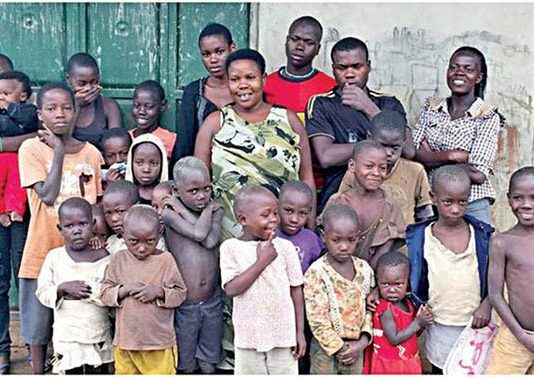 40 வயதில் 44 குழந்தைகள் : 18 ஆண்டுகள் பிரசவம் கணவனுடன் நரக வாழ்க்கை வாழ்ந்த பெண்!!