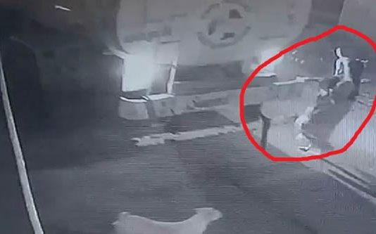 கையில் குழந்தையின் சடலத்துடன் லொறியை துரத்தி கொண்டு ஓடிய கர்ப்பிணி தாய் : சோக பின்னணி!!