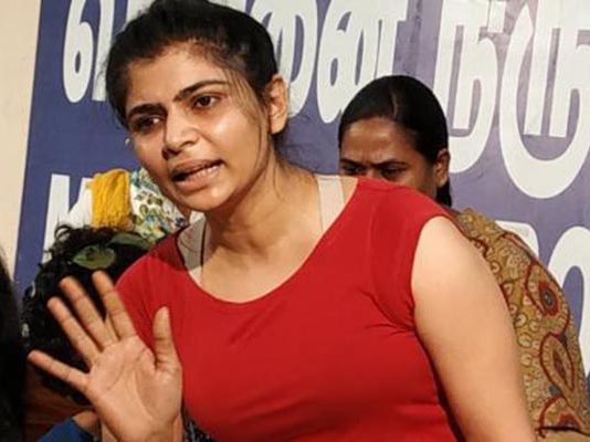 என்னை விபச்சாரி என்று கெட்ட வார்த்தைகளால் திட்டினார்கள் : சின்மயி வேதனை!!