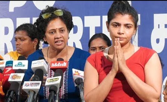 சின்மயியுடன் கை கோர்த்த நடிகை லஷ்மி ராமகிருஷ்ணன்!!