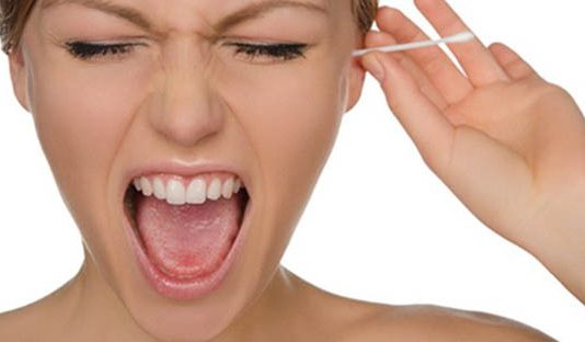 காதில் உள்ள அழுக்குகளை சுத்தம் செய்தால் இவ்வளவு பாதிப்புகள் வருமா?