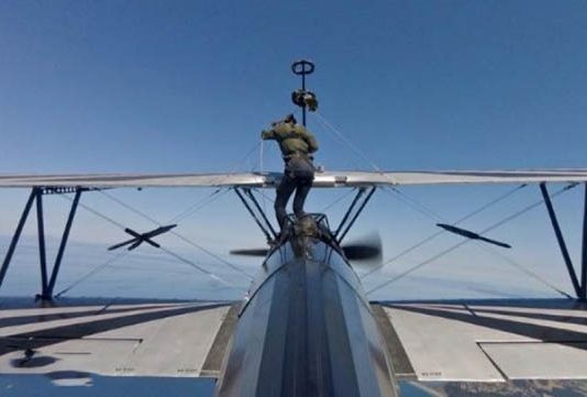 விமானத்தின் இறக்கை மீது நின்றபடி வீடியோ எடுத்த நபருக்கு நேர்ந்த கதி!!