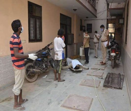 4 நாட்களாக பூட்டியிருந்த வீட்டில் 3 அக்காக்களுடன் தூக்கில் தொங்கிய தம்பி : அதிர்ச்சி சம்பவம்!!