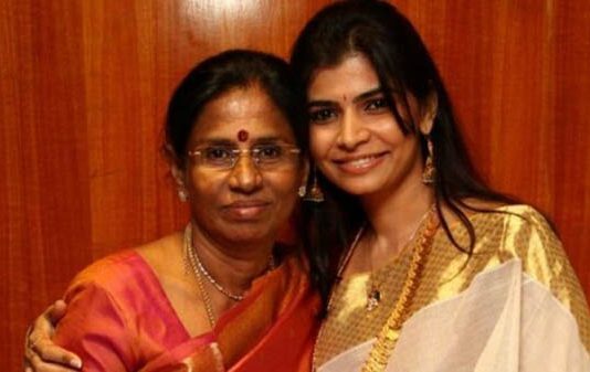 சீரழிந்த எனது அம்மாவின் வாழ்க்கை : சின்மயி வெளியிட்ட பரபரப்பு தகவல்!!