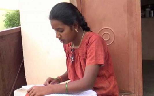 உயிரிழந்த பெற்றோர் : தம்பியின் படிப்புக்காக அக்கா எடுத்த மனதை உருக்கும் முடிவு!!